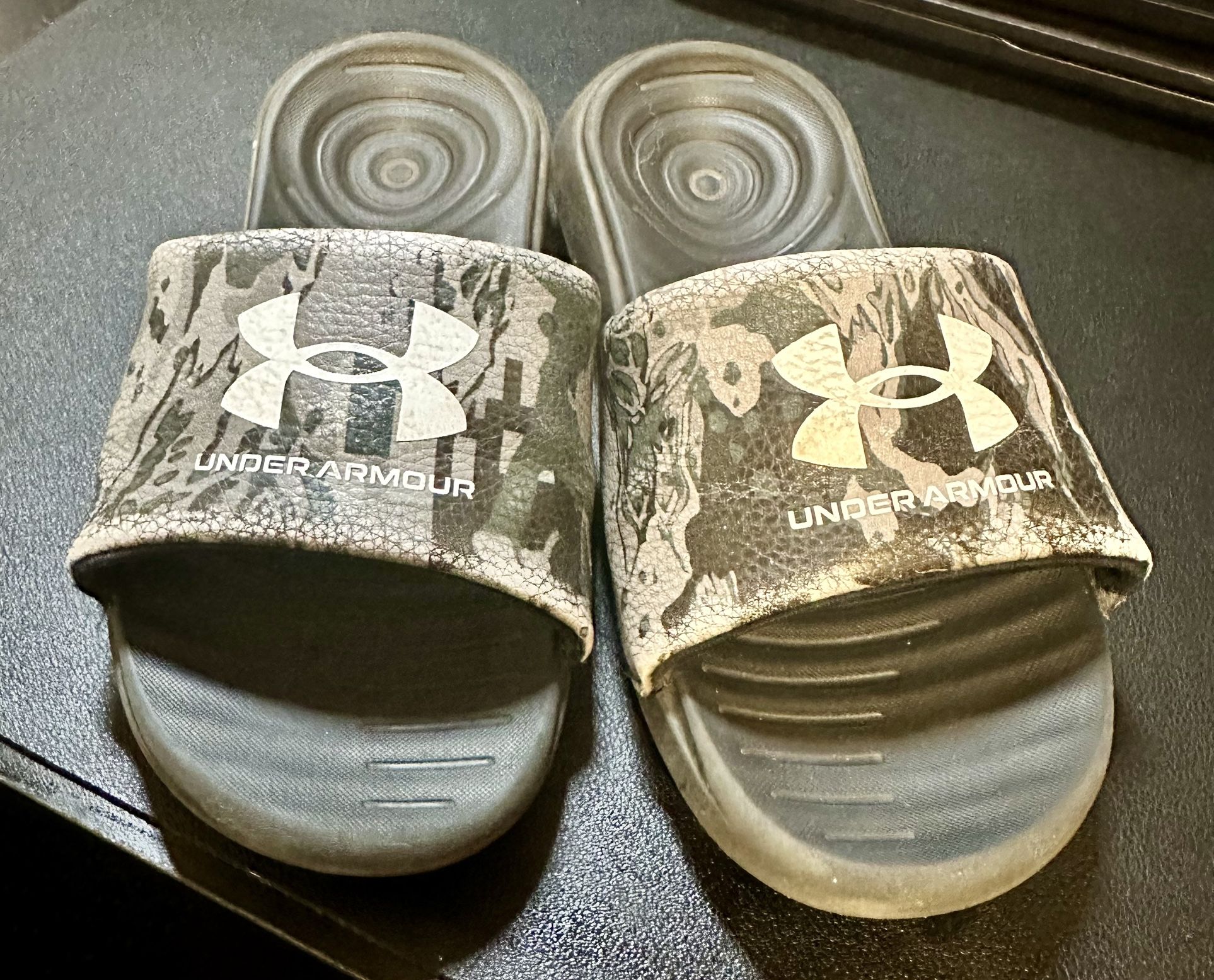 Little boys Under Armour slides Size: 13K