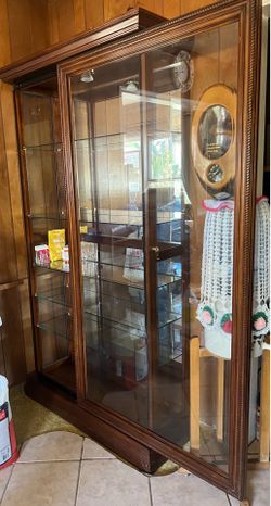 Curio gabinete con luz