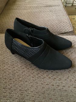 Women Black short boot small heel with  zipper 7 1/2