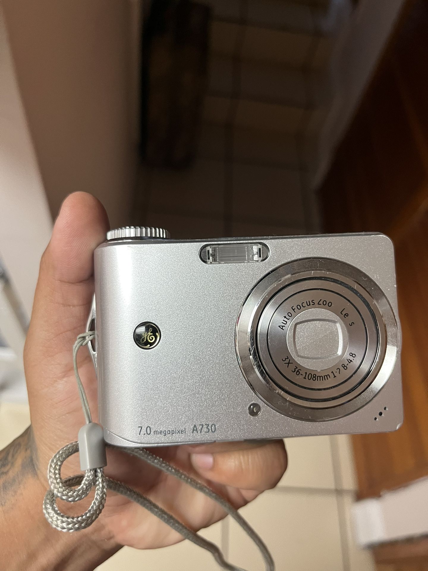 GE A730 Point-and-Shoot Digital Camera - 7MP, 3x zoom, 2.5" LCD screen AF silver