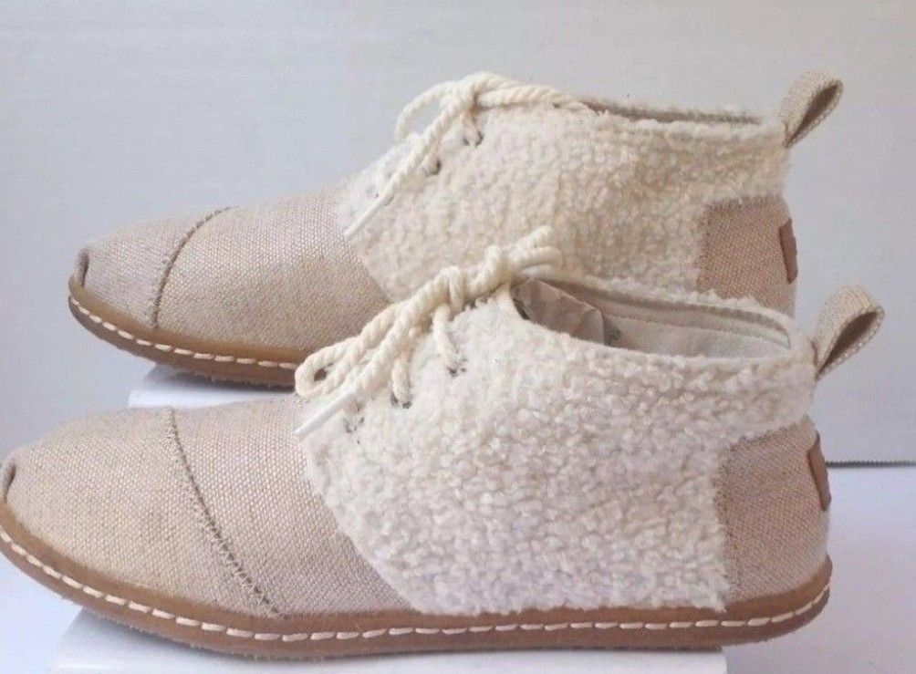Toms Bota Gold & Ivory Natural Plush Shearling Lace-Up Bootie.
Women US 10