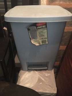 Rubbermaid Step On Wastebasket 