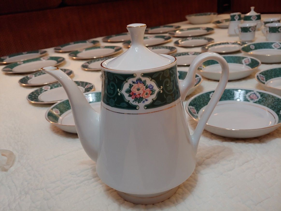 Tienshan Chanticleer Fine China Set