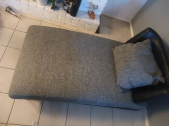 Sofa , tiene como 5pies le largo