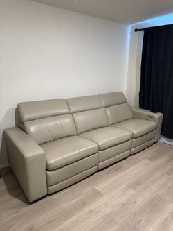 Recliner with working usb’s. Comes off in 3 pieces.