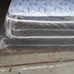 QUEEN SIZE MATTRESS AND BOX SPRING PILLOW TOP NEW 