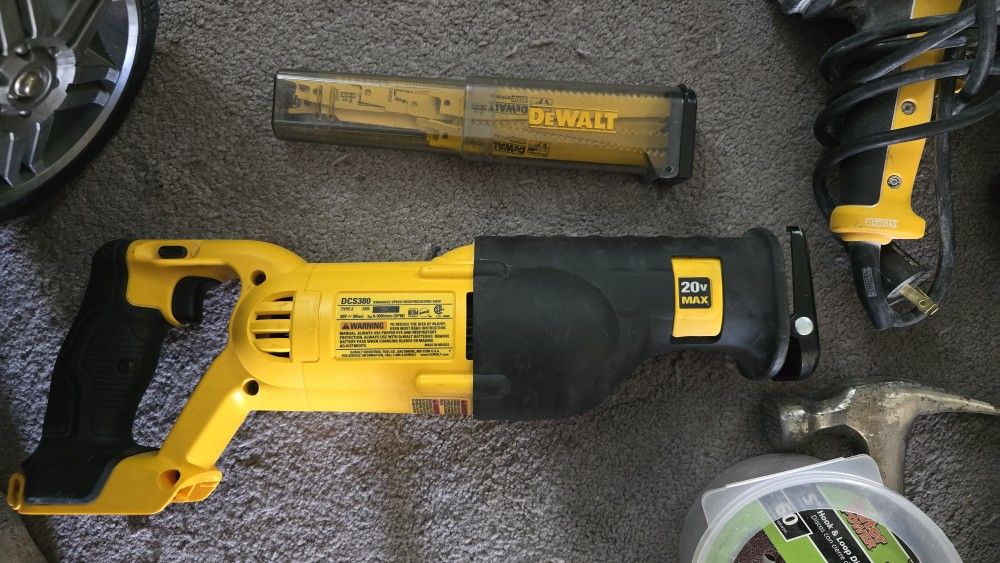 DeWalt 20V Reciprocating Saw With Blades