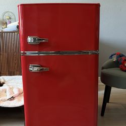 Insignia Retro Mini Fridge 3.1 Cu. Ft. 