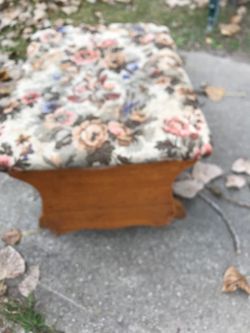 Wood ottoman glider, (READ DESCRIPTION)