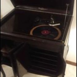 Vintage Victrola Victor Talking Machine, Model VV-210 Includes 50+ Vintage Records