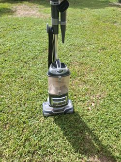 NICE SHARK NAVIGATOR BAGLESS VACUUM WITH ATTATCHMENTS