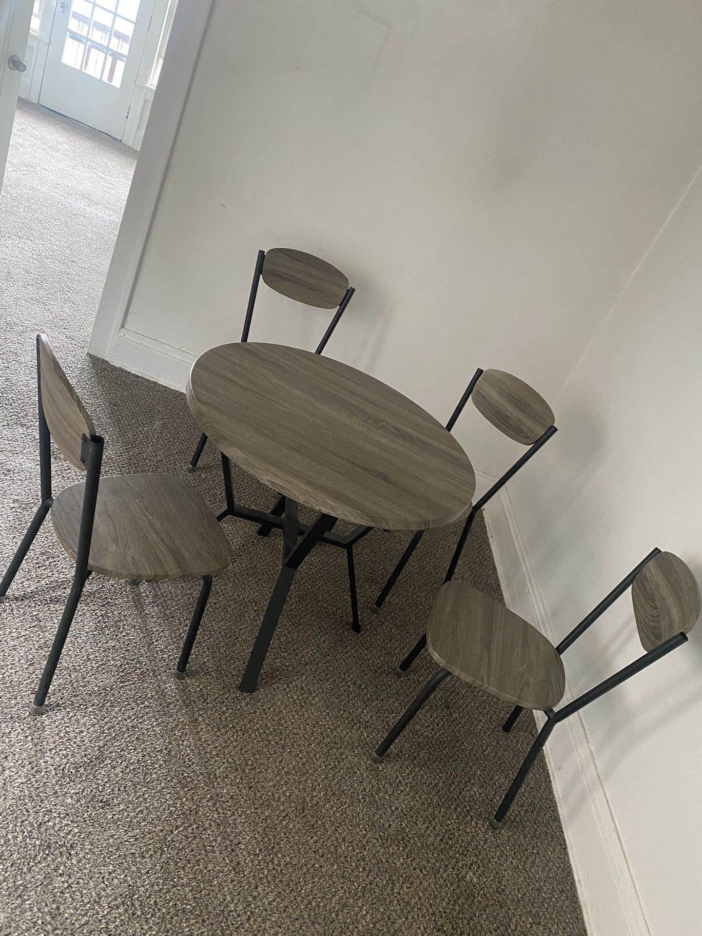 Nice Dining Room Table w 4 Chairs