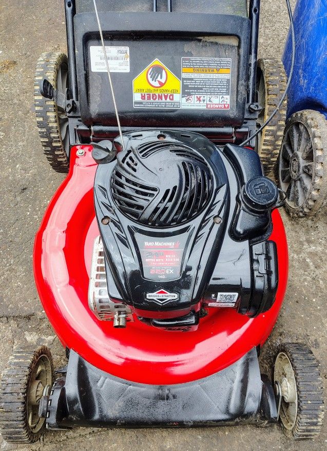 Excellent Condition! Yard Machines 550EX 140CC Gas Powered Lawnmower With Bag!