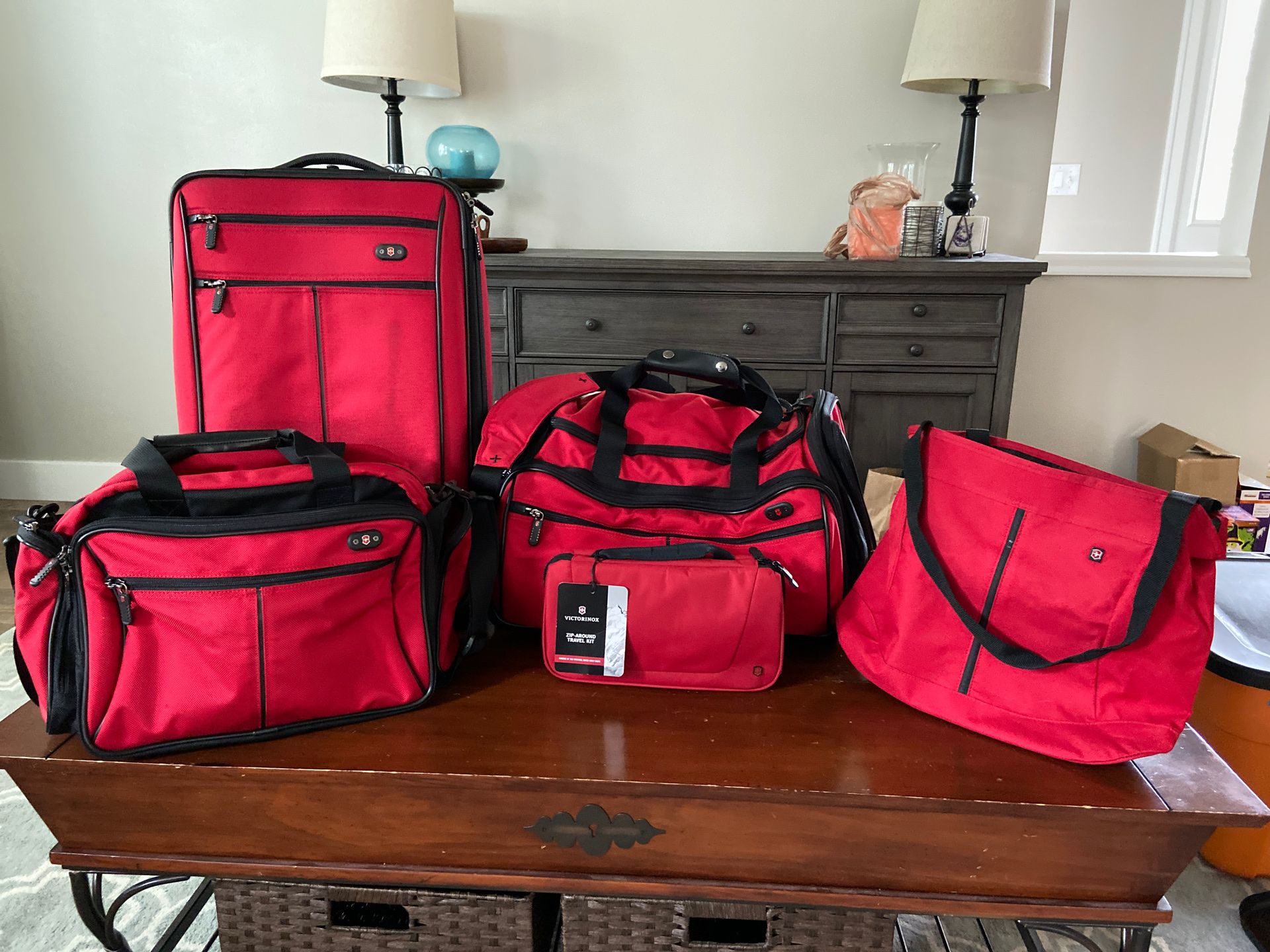 5 piece Victorinox Swiss Army Luggage set for Sale in Snohomish, WA
