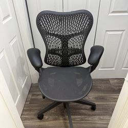 Herman Miller Mirra 2 ( FULLY LOADED )