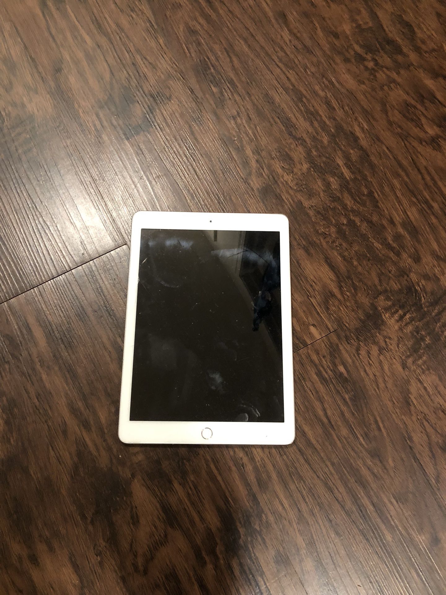 iPad Air 2 16GB WI-FI ONLY (ATTENTION READ DESCRIPTION👀 and MISSING Chargers 🔌) Pick Up Only No Trade 👉Firm On Price👀$40👈