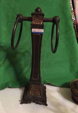 Heavy hand towel holder