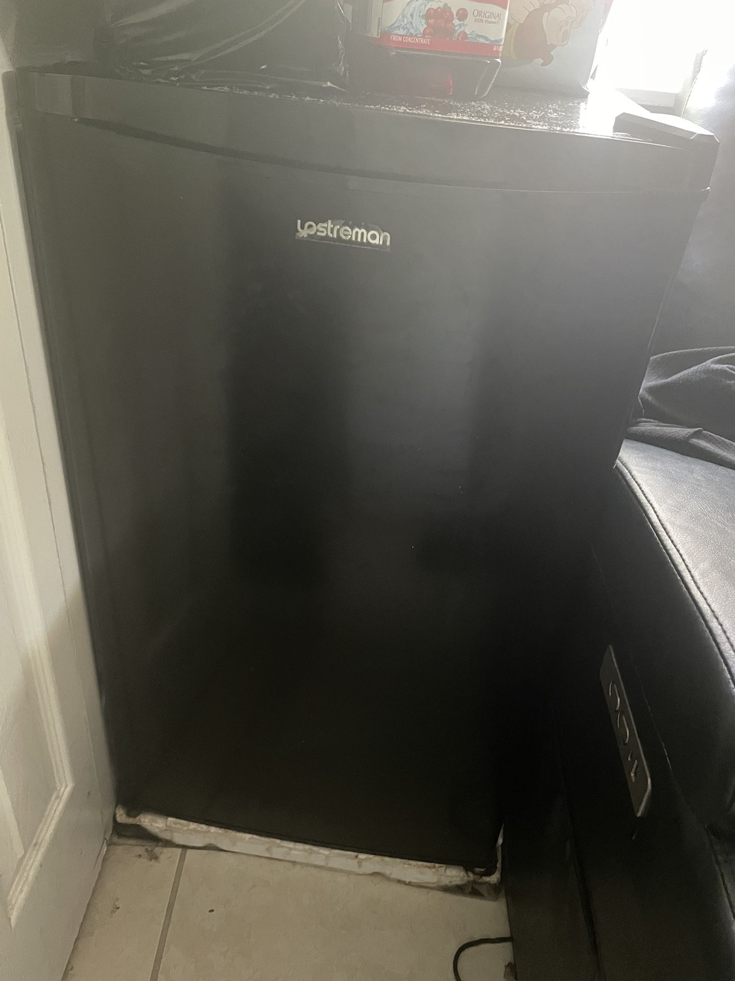 Small Fridge 100$ Need Gone !