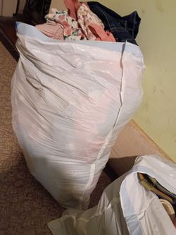 Vendo 3 bolsas de ropa y zapatos