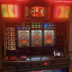 QUARTER an TOKENS SLOT MACHINE 
