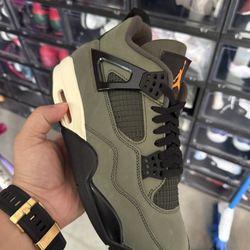 Jordan Four Undefeated Size 9 DS