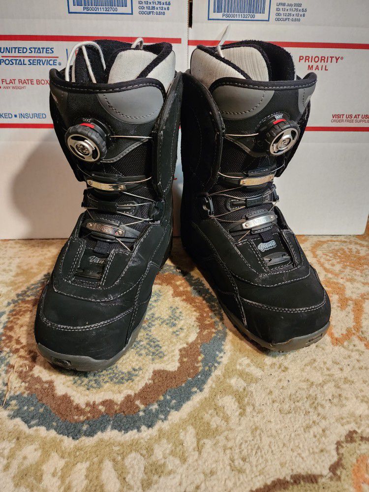 Vans Womens snowboard Boots Sz. 6.5. Located In Wasco