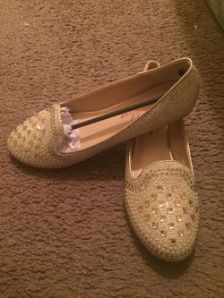 serious inquires only please Gold flats size 8