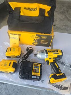🔥$300 FIRM PRICE🔥 Dewalt DCF900 20V XR Brushless 1/2 in. High Torque Impact Wrench with Hog Ring Anvil and (2) 20V 5.0Ah Batteries, Charger & bag.