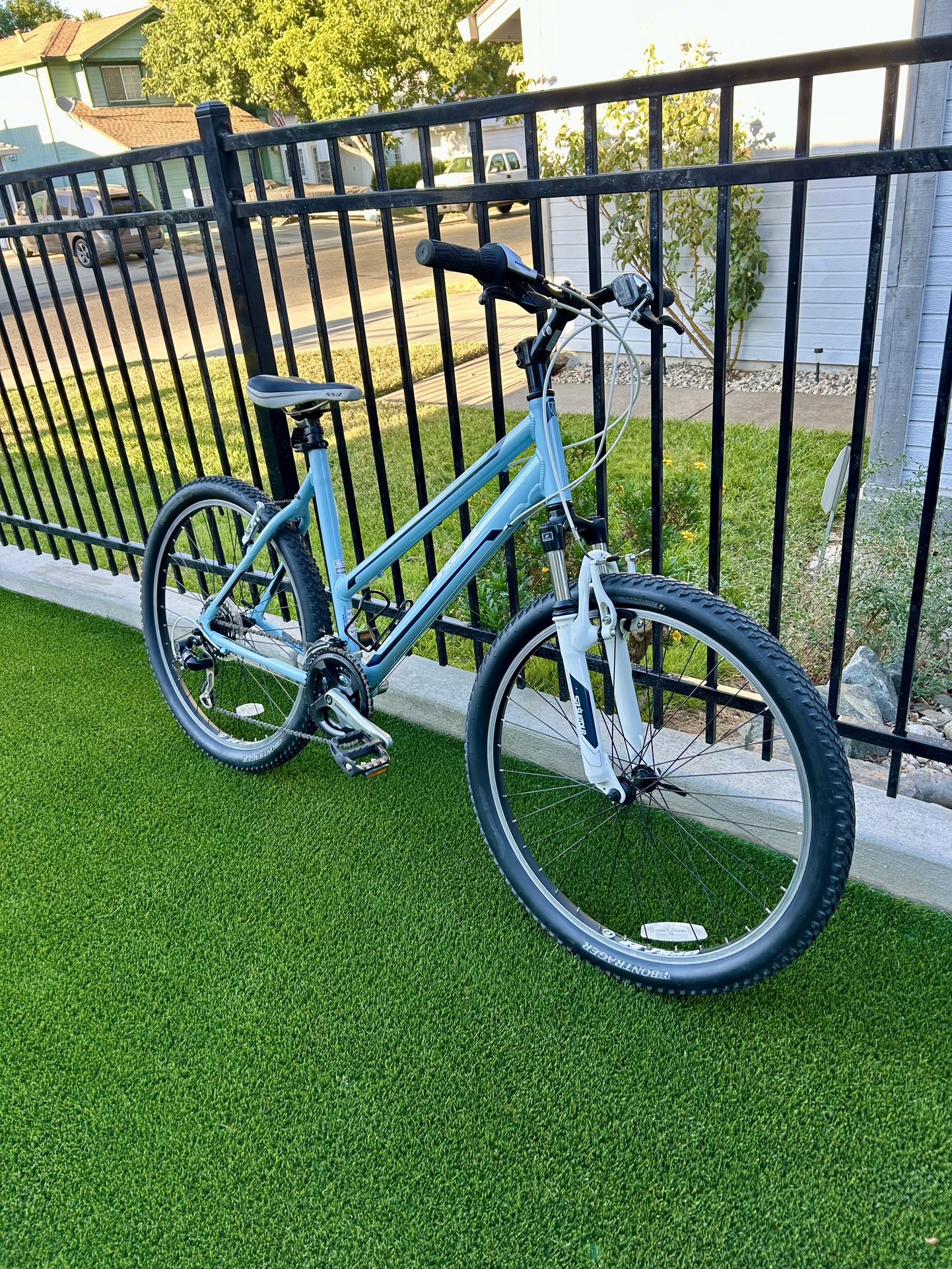 TREK SKYE MOUNTAIN BIKE 26” Wheels