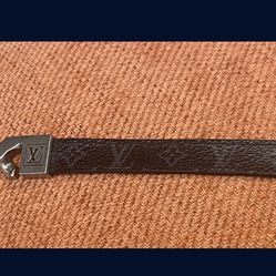 Louis Vuitton Bracelet Monochain Reverso Used Once Make Me An Offer for  Sale in Watson, IN - OfferUp