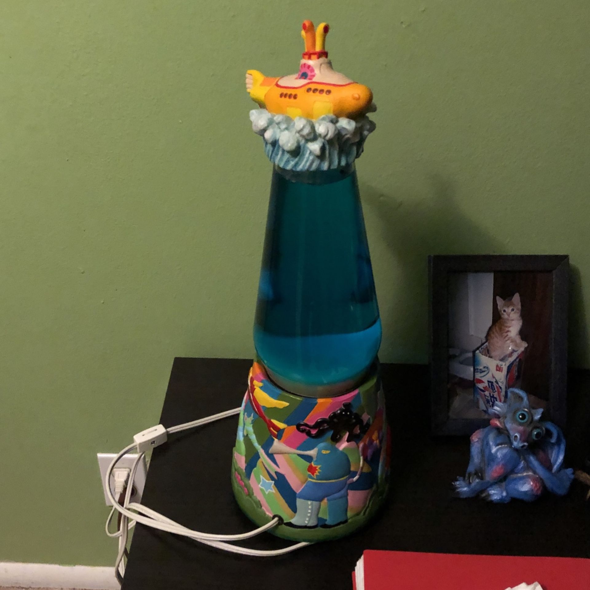 $$40 Beatles Vintage 1999 Yellow Submarine Lava Lamp (working condition)