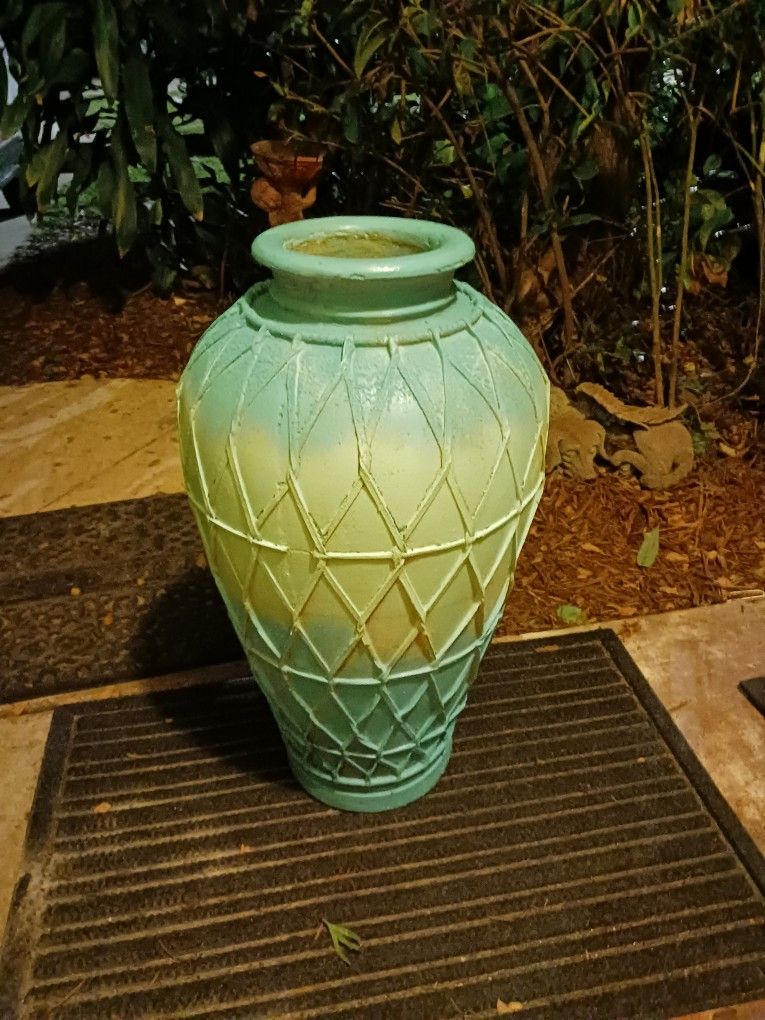 HUGE OUTDOORS INDOORS 36IN VASE 24 FIRM