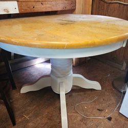 Round Farmstyle Dining Room Table With Extra Extender Leaf