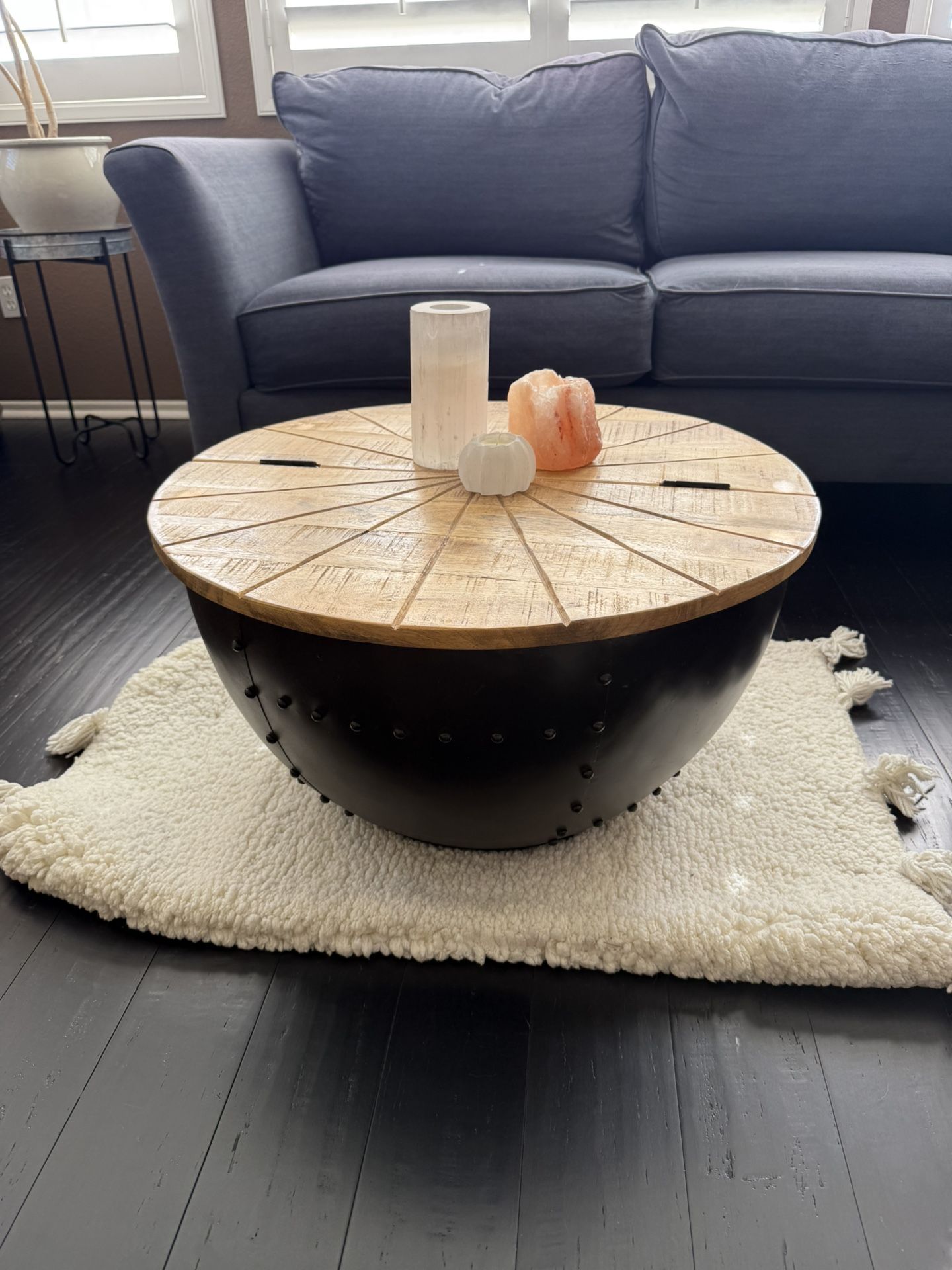 Coffee table with Storage Compartment