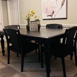 Stunning Farmhouse Dining Table Set 