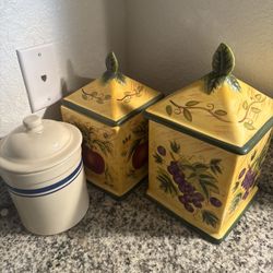 Dry food storage containers