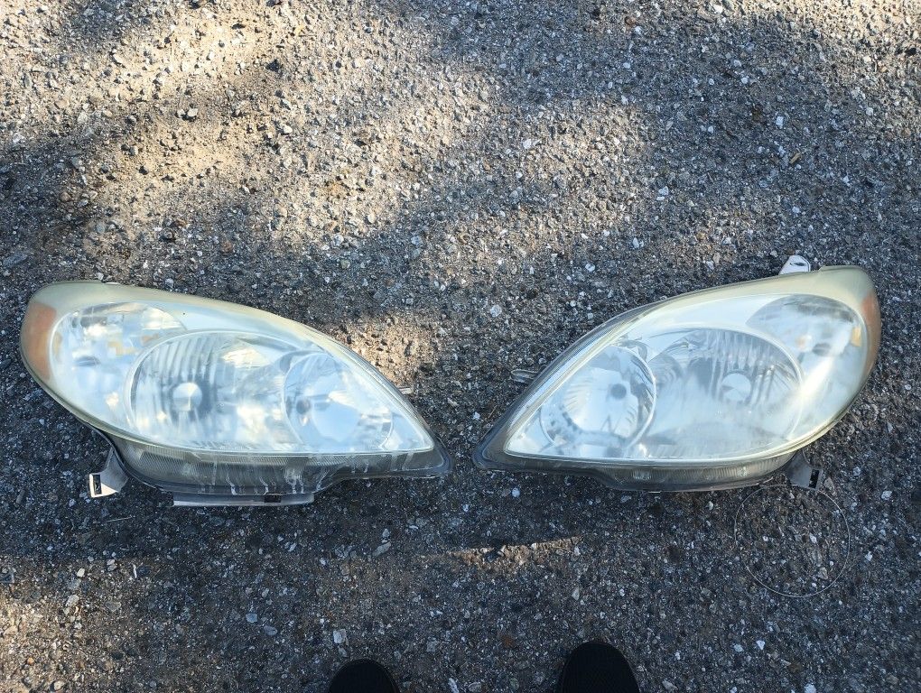 2003 Toyota Matrix XR Headlights Pair. 