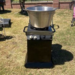 GAS RANGE WITH GAS TANK AND CAZO