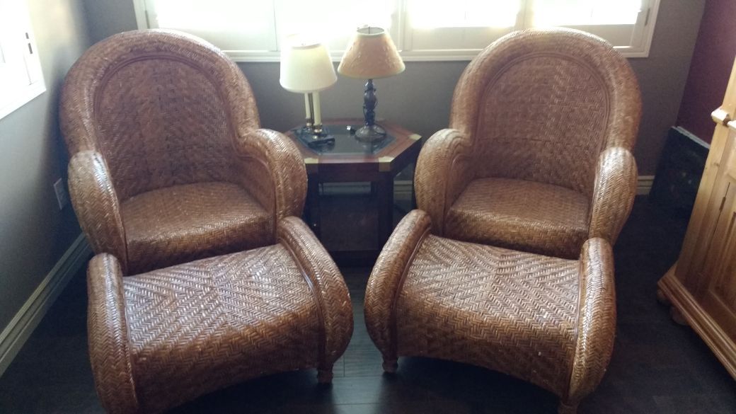 2 wicker pottery Barn chairs with 2 Ottomans