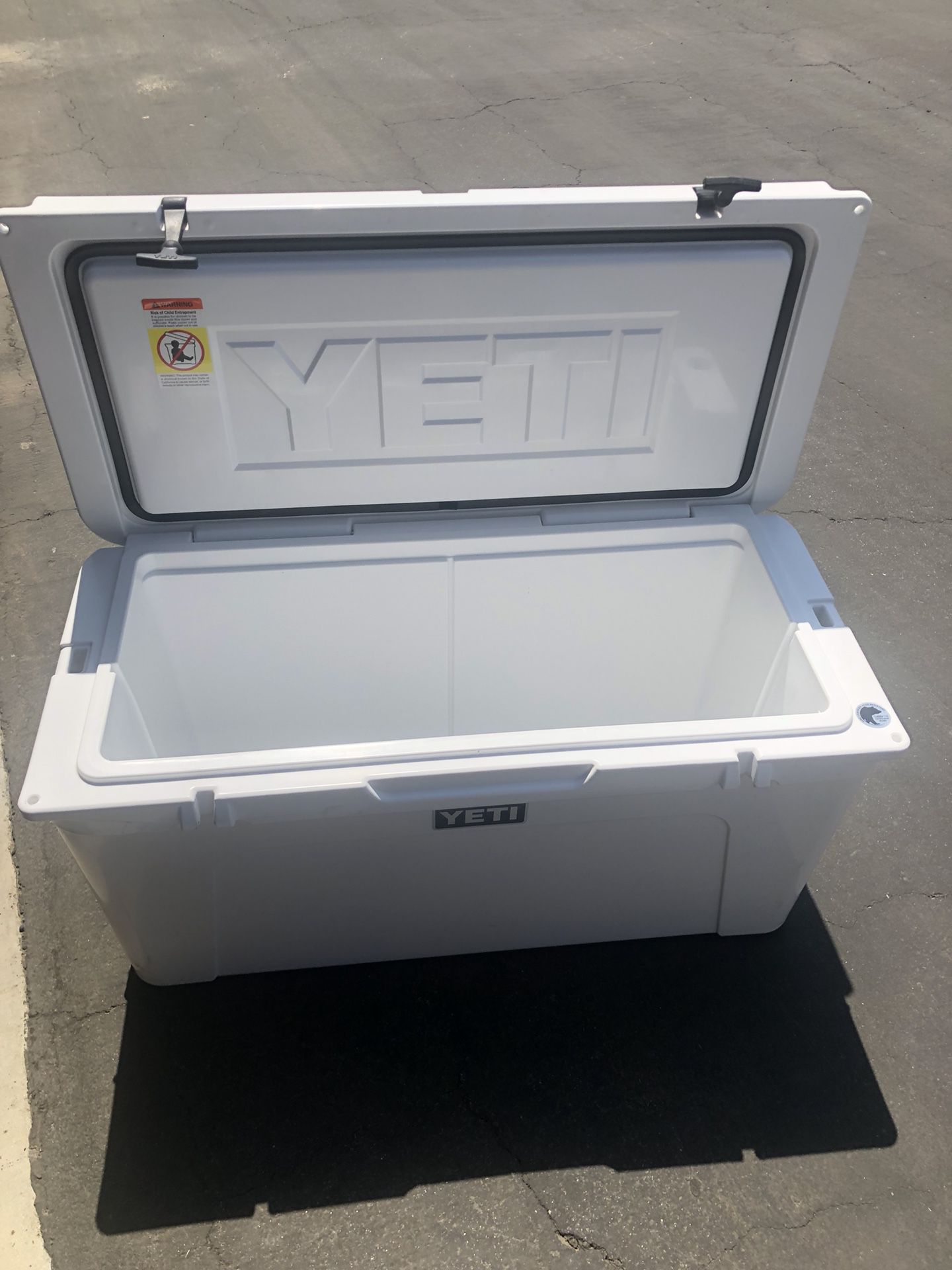 YETI Tundra 110 Cooler LIKE NEW for Sale in Bakersfield, CA - OfferUp