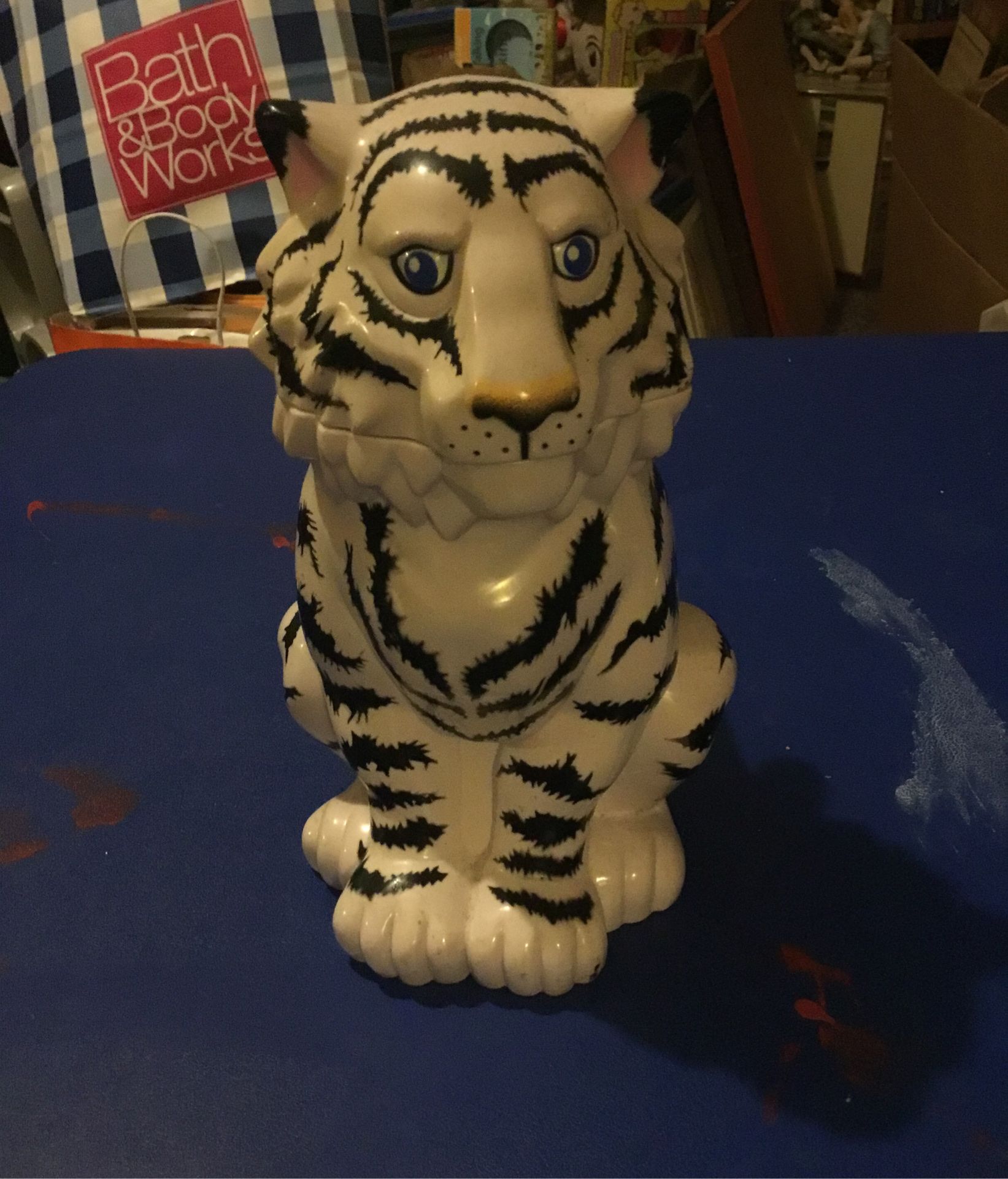 Barnum and Bailey circus white tiger container with lid