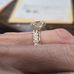 One custom 14K yellow gold eternity band ring with seventeen (17) Oval
D-E VVS2-VS1 lab grown diamonds