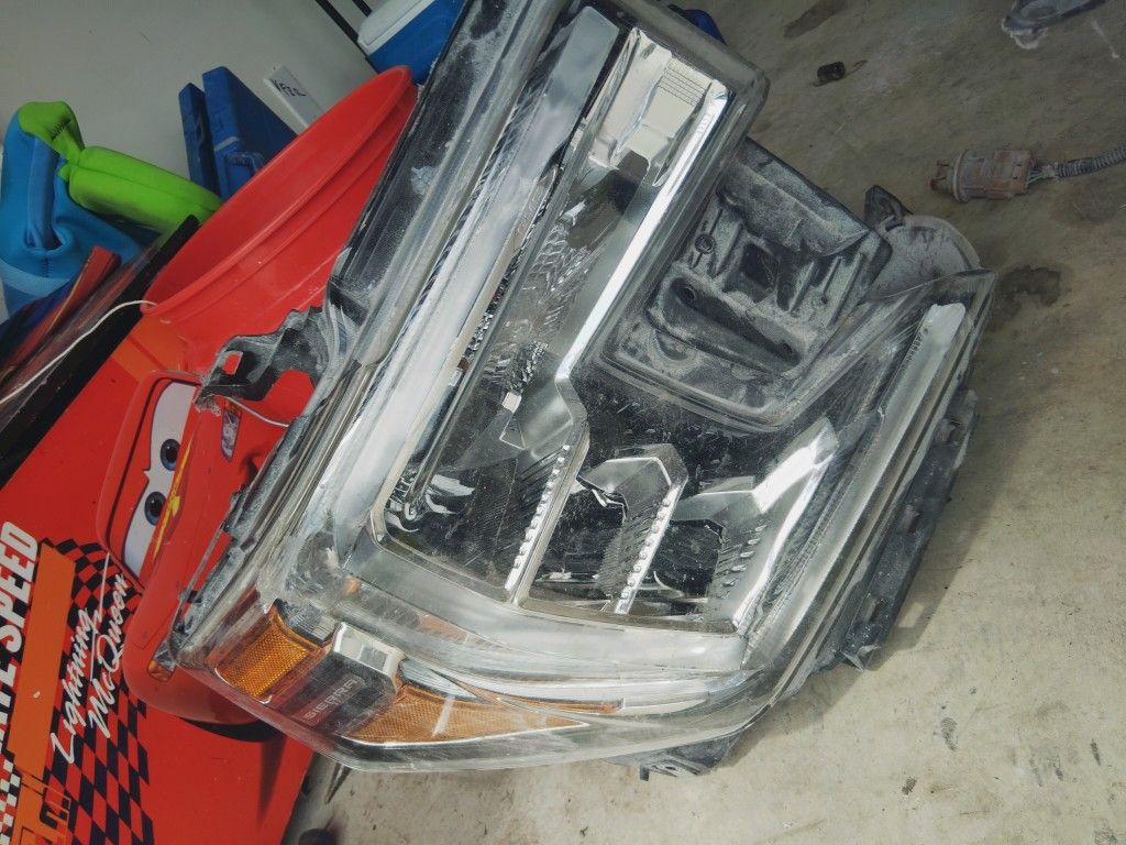Headlight 2022 GMC Sierra
