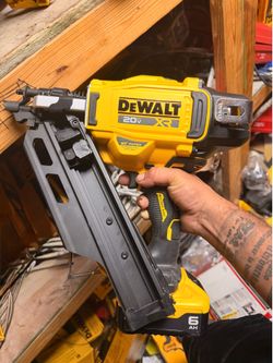Dewalt 30 degree framing nailer with 6 amp battery