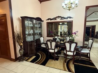Juego de comedor con vitrina