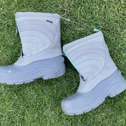 Womens Size 5 Gray Waterproof Snow Boots By The North Face. 