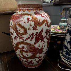 Porcelain Vase/dragon Design 