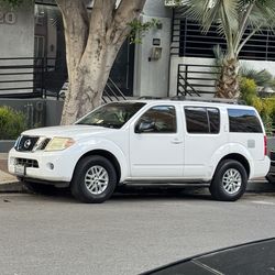 2008 White Pathfinder S, seats seven by Nissan .