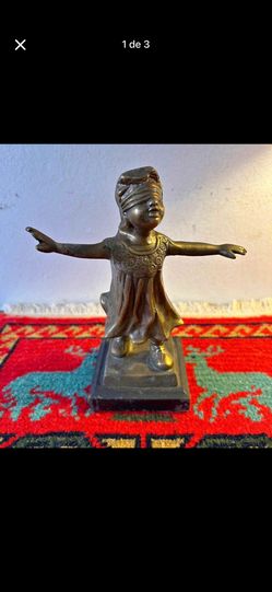Adorno bronce niña traviesa