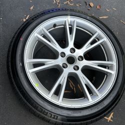 1 Tesla Model Y Almost New Wheel And Brand New Tire In Great Condition For Spare